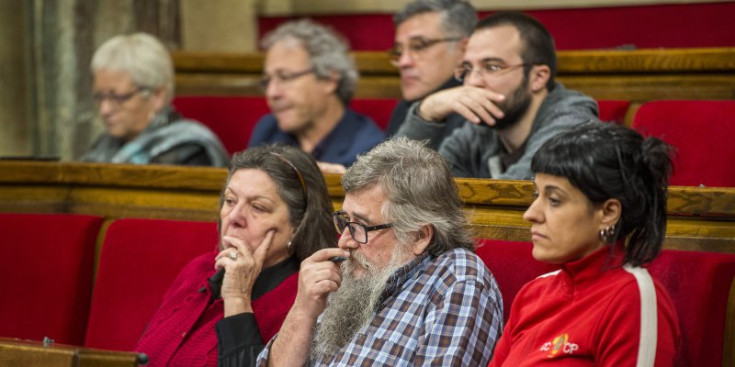 Els diputats de la CUP en la sessió de control al Govern català del 9 de novembre; en primer terme, Gabriela Serra, Joan Garriga i Anna Gabriel.