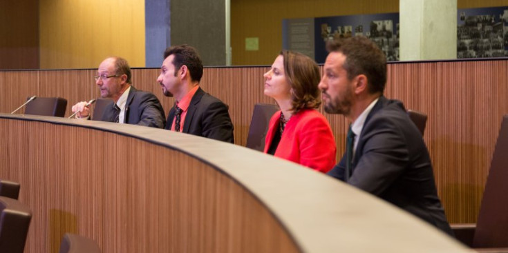 El conseller general d’SDP, Víctor Naudi, al costat dels parlamentaris socialdemòcrates, Gerard Alís, Rosa Gili i Pere López al Consell General, ahir.