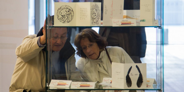 Dos visitants observen una de les vitrines de l’exposició, ahir.