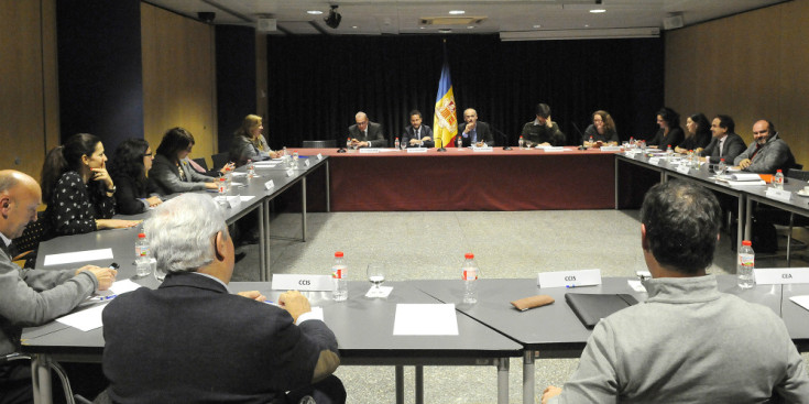 Toni Martí presidint la tercera reunió sobre el pacte d’Estat, ahir a l’edifici administratiu del Govern.