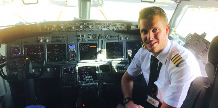 El pilot Xavier Santamaria en una cabina de vol.