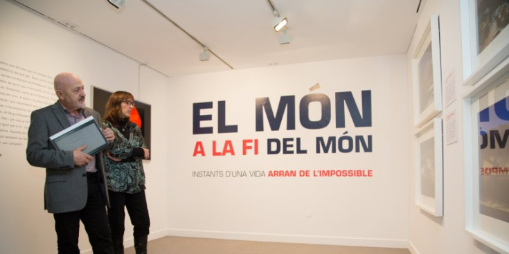 Sebastián Álvaro presenta l'exposició al Museu del Tabac, ahir.