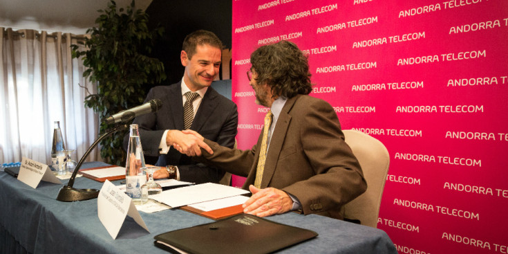 Ambatlle (Andorra Telecom) i Barceló (Isaca) a la firma de l’acord, ahir