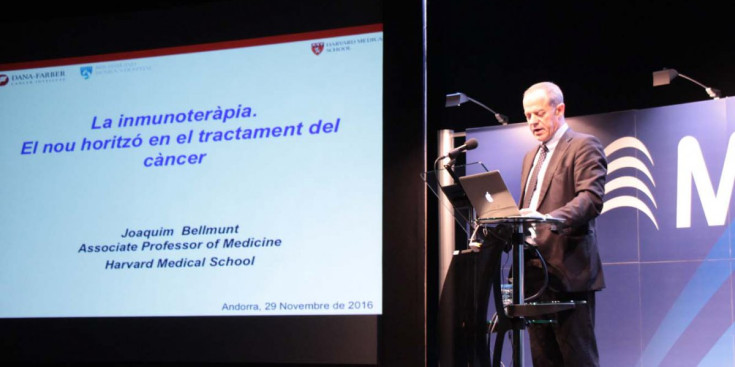 El doctor Bellmunt exposa la seva conferència sobre el càncer, ahir al Centre de Congressos de la capital.