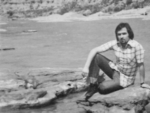 Un jove Joan Peruga (re)posa en una roca del riu Alcanadre.