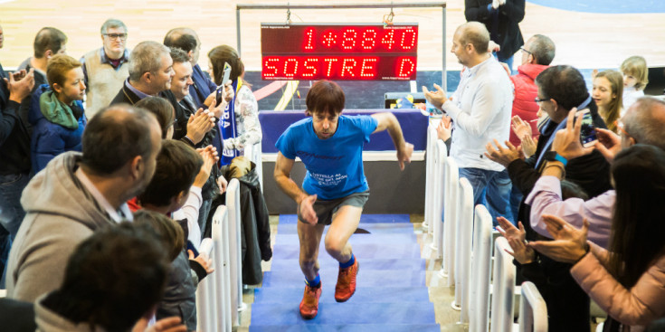 Ferran Teixidó en ple repte de pujar i baixar escales fins recórrer 8.848 metres, l’any passat en la prèvia del duel contra el Reial Madrid al Poliesportiu.