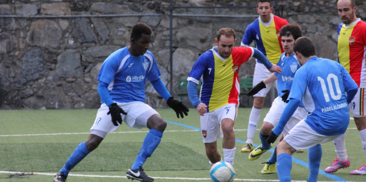 Tres jugadors de l'Alcarràs surten al pas de Juli Sànchez