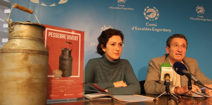 La directora del ‘Pessebre’, Irina Robles, i el conseller Benlluch, ahir.