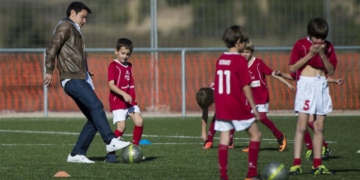 Javier Saviola, amb joves jugadors en la presentació d’una escola de futbol.