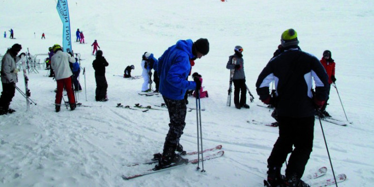 Un grup d’esquiadors a l’estació del Pas de la Casa.