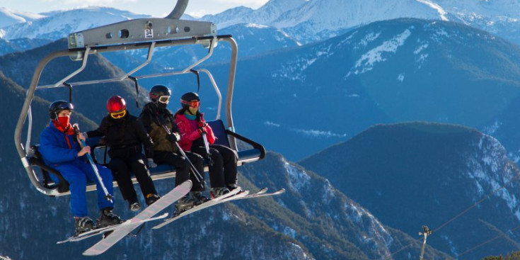 Un grup d’esquiadors al telecadira de l’estació d’Arinsal.