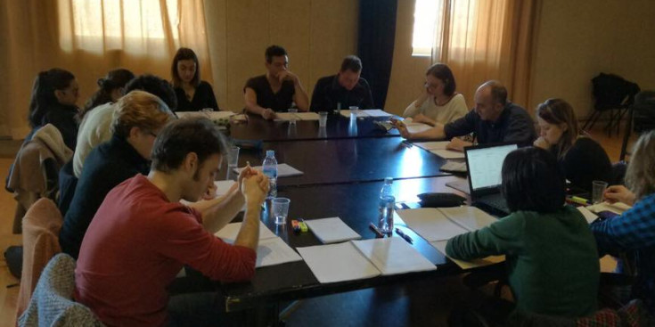 Isak Férriz i Roger Casamajor (al centre) preparen la lectura dramatitzada de ‘Kalimat (paraules’).