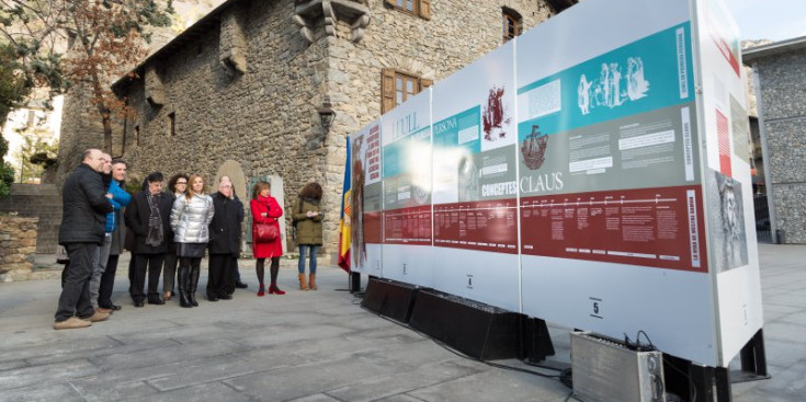 L’exposició ‘Ramon Llull en essència’ es va inaugurar ahir al matí a la plaça del Consell General.