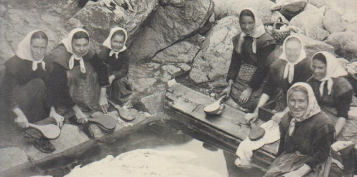 Grup d’andorranes fotografiades en el període 1886-1889.