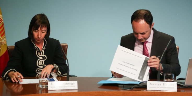 Eva Descarrega en una compareixença amb el ministre d'Afers Socials, Justícia i Interior, Xavier Espot.