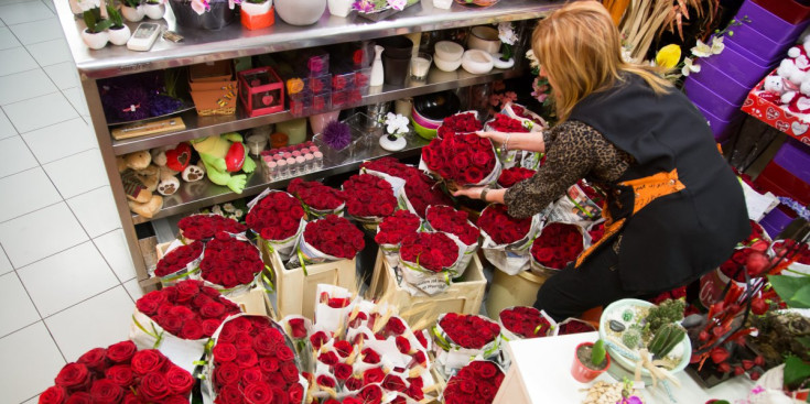 Una empleada de la floristeria Les Roselles fa els últims preparatius amb les roses, ahir.