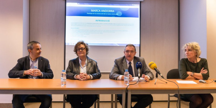 Els membres de la comissió de la CEA per la marca Andorra, Fran Palacios, Montserrat Ronchera i Pere Augé, i la directora de la CEA, Sílvia Gabarre.