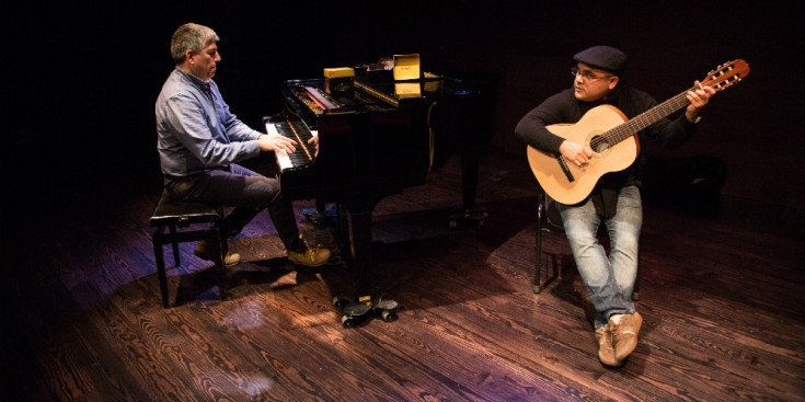 Jordi Barceló al piano i Manuel Alonso a la guitarra, ahir en la presentació del projecte Latin Stride Flamenco al teatre de la plaça de les Fontetes.