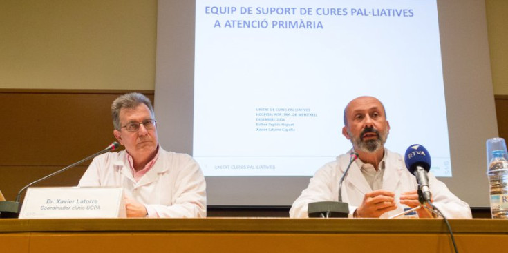 El coordinador clínic de la Unitat de Cures Pal·liatives, Xavier Latorre, i el director assitencial del SAAS, Joan Martínez Benazet, ahir.