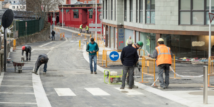 Ciutadans creuant l’avinguda del Fener mentre s’acaben les obres, ahir.