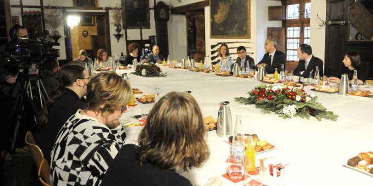 El cap de Govern i els ministres Calvó, Cinca, Espot i Descarrega van esmorzar amb els mitjans de comunicació, ahir a la Casa Areny-Plandolit.