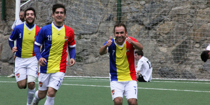 Juli Sánchez, que va jugar de davanter centre davant el Tremp, celebra el gol que va significar el 2-1, el diumenge passat a Aixovall.