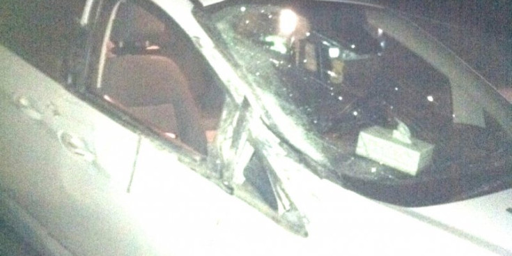 Imatge del vehicle al qual li va caure una roca dijous passat a la C-14.