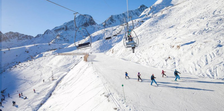 Esquiadors gaudint ahir de les pistes i les instal·lacions de Grandvalira (en un sector que no és on es va produir l’agressió).