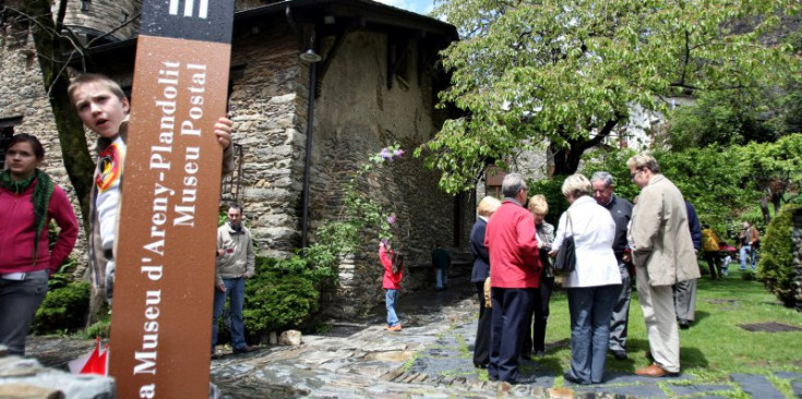 Un grup de visitants a l’entrada de la Casa Museu d’Areny-Plandolit.