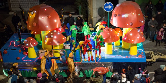Els ciutadans d’Andorra donen la benvinguda als tres Reis Mags, ahir.