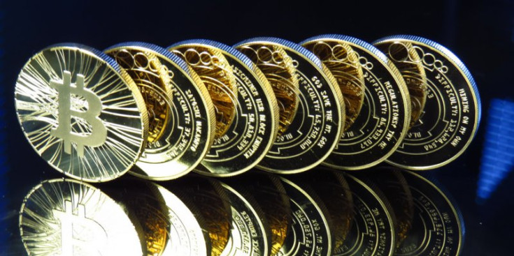 Monedes que representen el Bitcoin, la criptodivisa que ha revolucionat el mercat internacional.