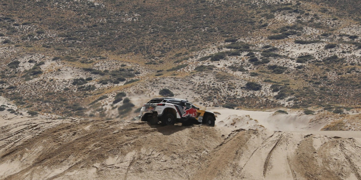 El Peugeot de Sainz a Jujuy, poc abans de l’accident a l’etapa 4.