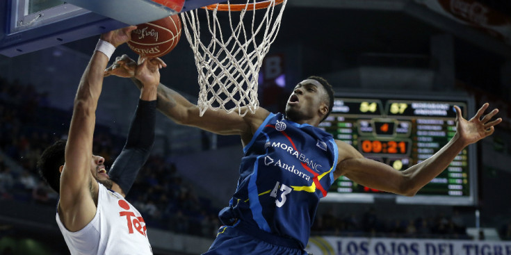 Duel de múscul sota la cistella: Antetokounmpo intenta aturar Ayón en un atac del Madrid, ahir al BarclayCard.