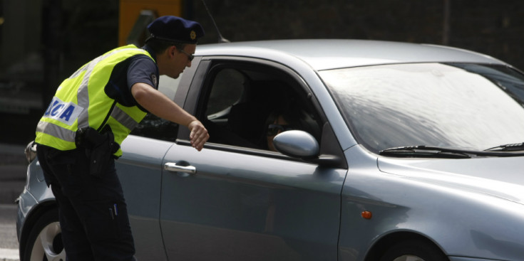 Un policia atura un vehicle en un control d'alcoholèmia.