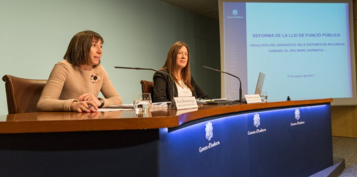 La ministra de Funció Pública, Eva Descarrega, i la coordinadora de la reforma de la Llei de Funció Pública, Elisabeth Almarcha, ahir al Govern.