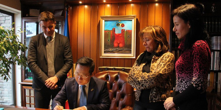 El director de la Federació Internacional de Ciutats Turístiques, Chen Bo, firma el llibre d’honor del comú, ahir.