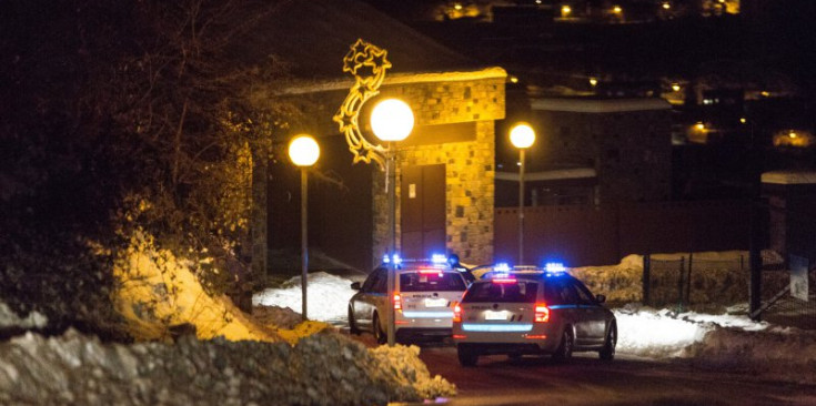 Dos vehicles policials fan vigilància davant del domicili de Joan Pau Miquel, ahir al vespre.