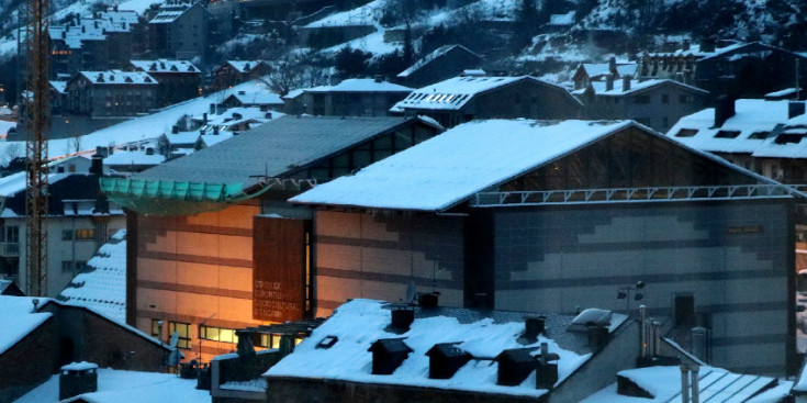 Les dues teulades que cobreixen el complex d'Encamp, una amb la neteja i la lona verda, i l'altra amb la neu caiguda recentment, ahir.