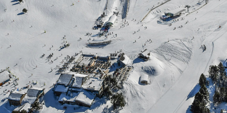 Una imatge aèria d’un sector de Grandvalira ben farcit de neu, ahir.