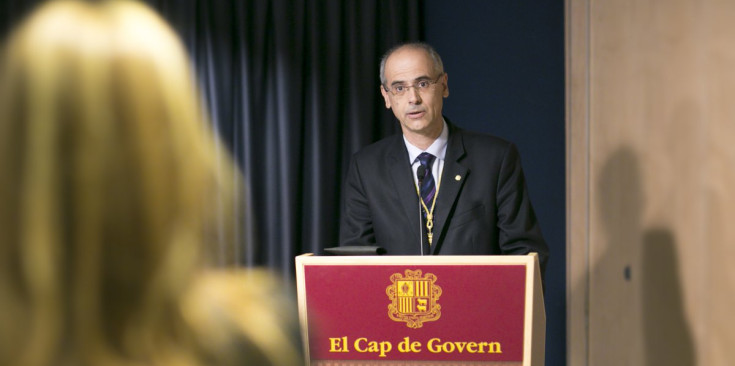 El cap de Govern, Toni Martí, durant el seu discurs d’ahir, observat per la ministra de Cultura, Joventut i Esports.