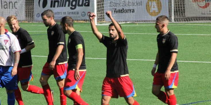 Els jugadors de l'FC Andorra celebren un gol, ahir.