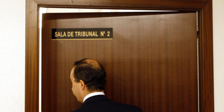 Un advocat entra a la Sala de Tribunal número 2.