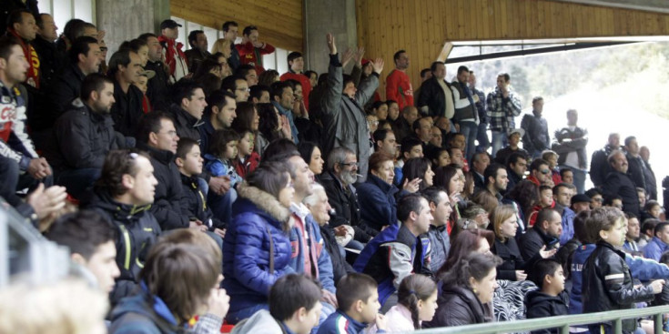 Públic assistent a un partit de futbol a l’estadi d’Aixovall.