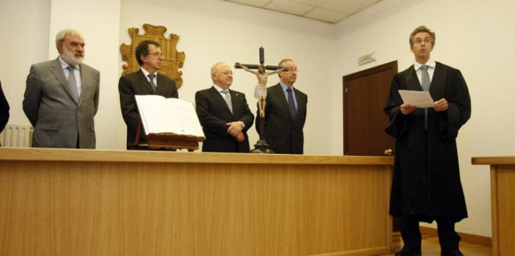 Pere Pastor Vilanova, a la dreta, durant l’acte de renovació del seu càrrec de batlle, l’any 2010.