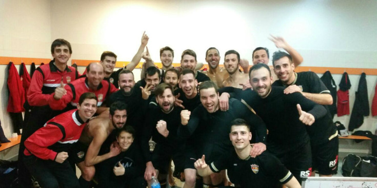 La plantilla de l'FC Andorra celebra el triomf a Lloret al vestidor, dissabte.