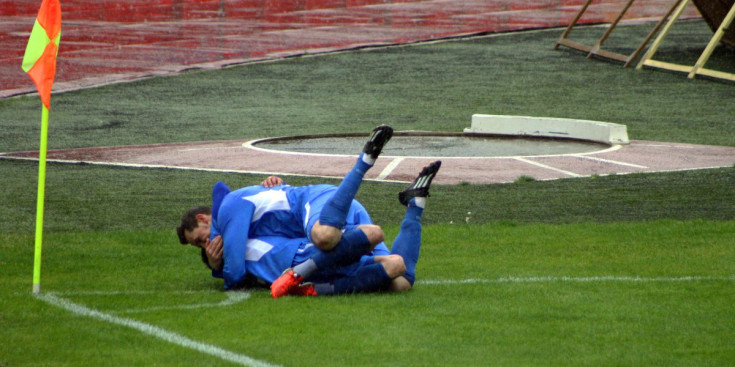 Gabi Riera, autor dels dos gols de l’FC Santa Coloma, i Cristian Martínez, celebren la segona diana. FOTO: SÍLVIA CASALS / FAF