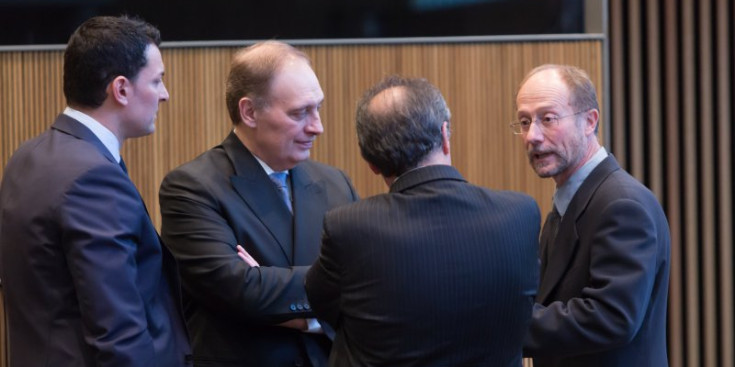 Víctor Naudi conversa amb tres consellers liberals al Consell General.