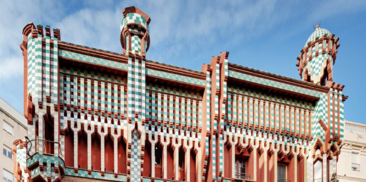 La façana de Casa Vicens al carrer de les Carolines abans de l’inici de la restauració.