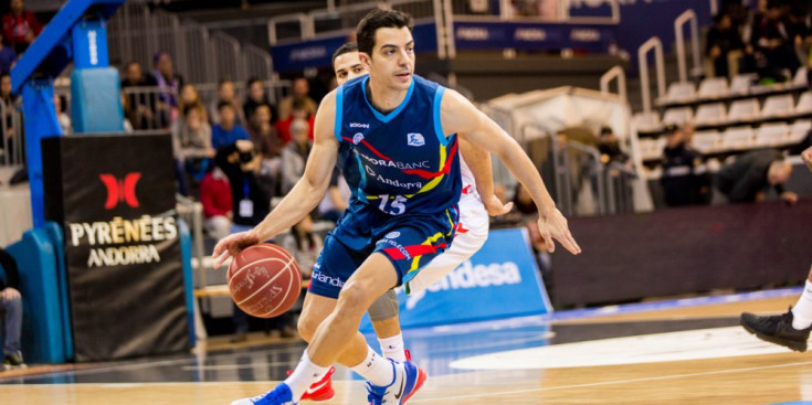 David Navarro porta l’atac andorrà en el partit contra el Baskònia.