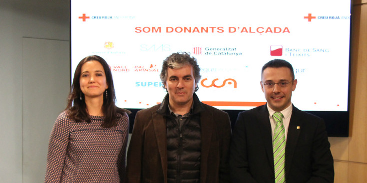 La doctora Upegui, el gerent de la Creu Roja, Sergi Penedès, i el secretari d'Estat de Salut, Joan Antoni León, ahir.